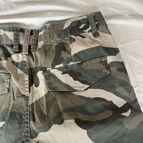 CHARLIE B Cuffed Cargo Shorts Green Tan Camo Zipper Pockets Womens 28 Waist - Picture 8 of 11